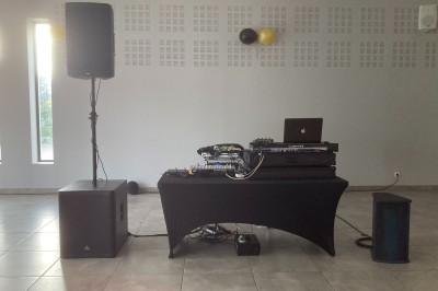 Miniature DJ Eaubonne (Val-d'Oise) - Dj Kanakif #7 Équipement de DJ comprenant une table de mixage, des platines, un contrôleur et divers câbles sur une table.