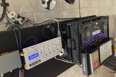 Miniature DJ Eaubonne (Val-d'Oise) - Dj Kanakif #9 Équipement de DJ comprenant une table de mixage, des platines, un contrôleur et divers câbles sur une table.