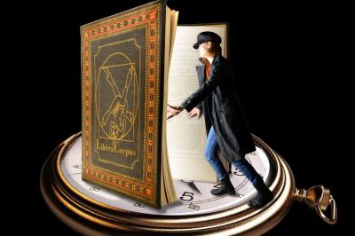 Trois fléchettes plantées au centre d'une cible de jeu de fléchettes, illustrant une précision parfaite.