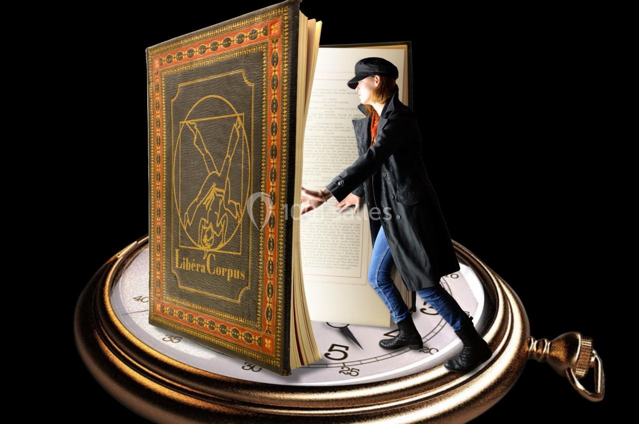 Une femme en manteau et casquette semble entrer dans un grand livre ouvert posé sur une montre de poche.