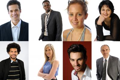 Miniature Freddy Smeets Photographies #13 Portraits de huit personnes souriantes, hommes et femmes, posant individuellement sur des fonds neutres.