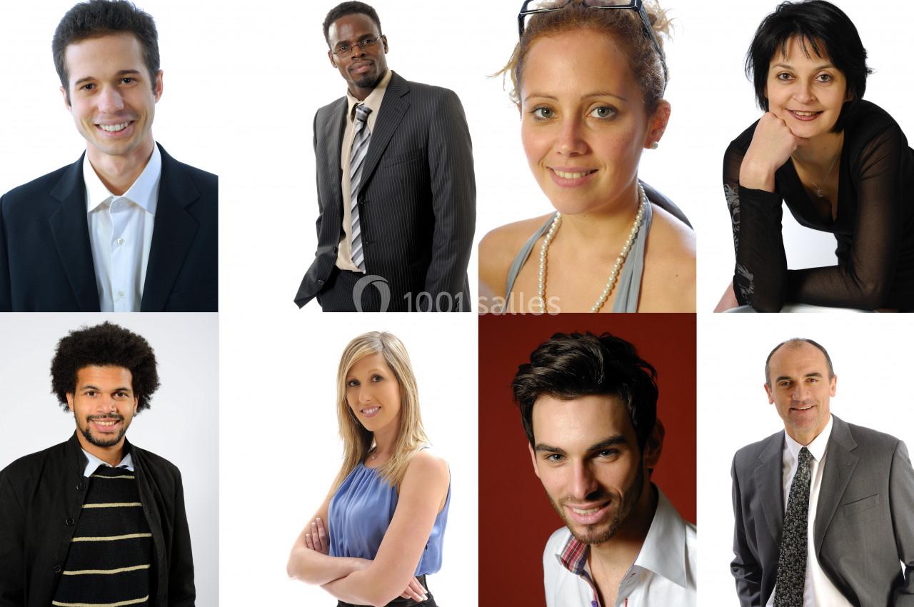 Portraits de huit personnes souriantes, hommes et femmes, posant individuellement sur des fonds neutres.