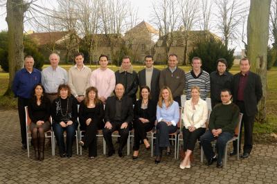 Miniature Freddy Smeets Photographies #5 Un groupe d'adultes posant en extérieur sur une pelouse verte, avec un arbre en arrière-plan.