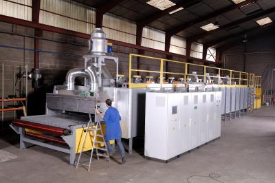 Miniature Freddy Smeets Photographies #4 Un groupe d'adultes posant en extérieur sur une pelouse verte, avec un arbre en arrière-plan.