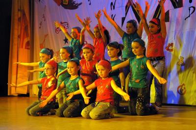 Miniature Freddy Smeets Photographies #10 Un groupe d'adultes posant en extérieur sur une pelouse verte, avec un arbre en arrière-plan.