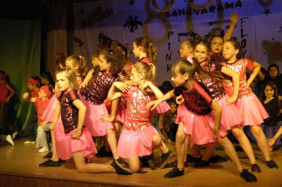 Miniature Freddy Smeets Photographies #11 Un groupe d'adultes posant en extérieur sur une pelouse verte, avec un arbre en arrière-plan.