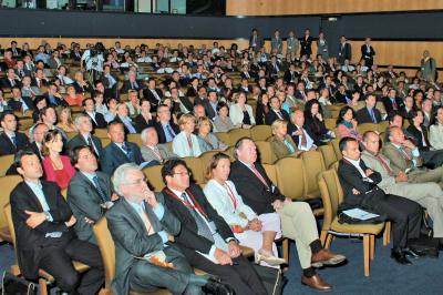 Miniature Freddy Smeets Photographies #6 Un groupe d'adultes posant en extérieur sur une pelouse verte, avec un arbre en arrière-plan.