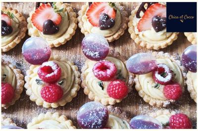 Miniature Traiteur Saint-Germain-en-Laye (Yvelines) - Chica et Cocco #2 Assiette de beignets dorés disposés en cercle sur une table, avec un serveur en arrière-plan.