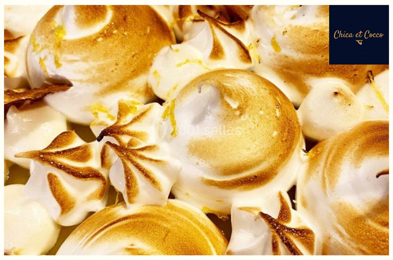 Meringues dorées au chalumeau avec des motifs décoratifs en forme de feuilles.