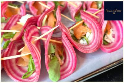 Miniature Traiteur Saint-Germain-en-Laye (Yvelines) - Chica et Cocco #7 Assiette de beignets dorés disposés en cercle sur une table, avec un serveur en arrière-plan.