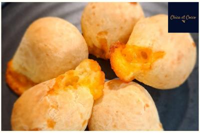 Miniature Traiteur Saint-Germain-en-Laye (Yvelines) - Chica et Cocco #12 Assiette de beignets dorés disposés en cercle sur une table, avec un serveur en arrière-plan.