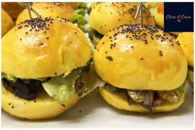 Miniature Traiteur Saint-Germain-en-Laye (Yvelines) - Chica et Cocco #14 Assiette de beignets dorés disposés en cercle sur une table, avec un serveur en arrière-plan.