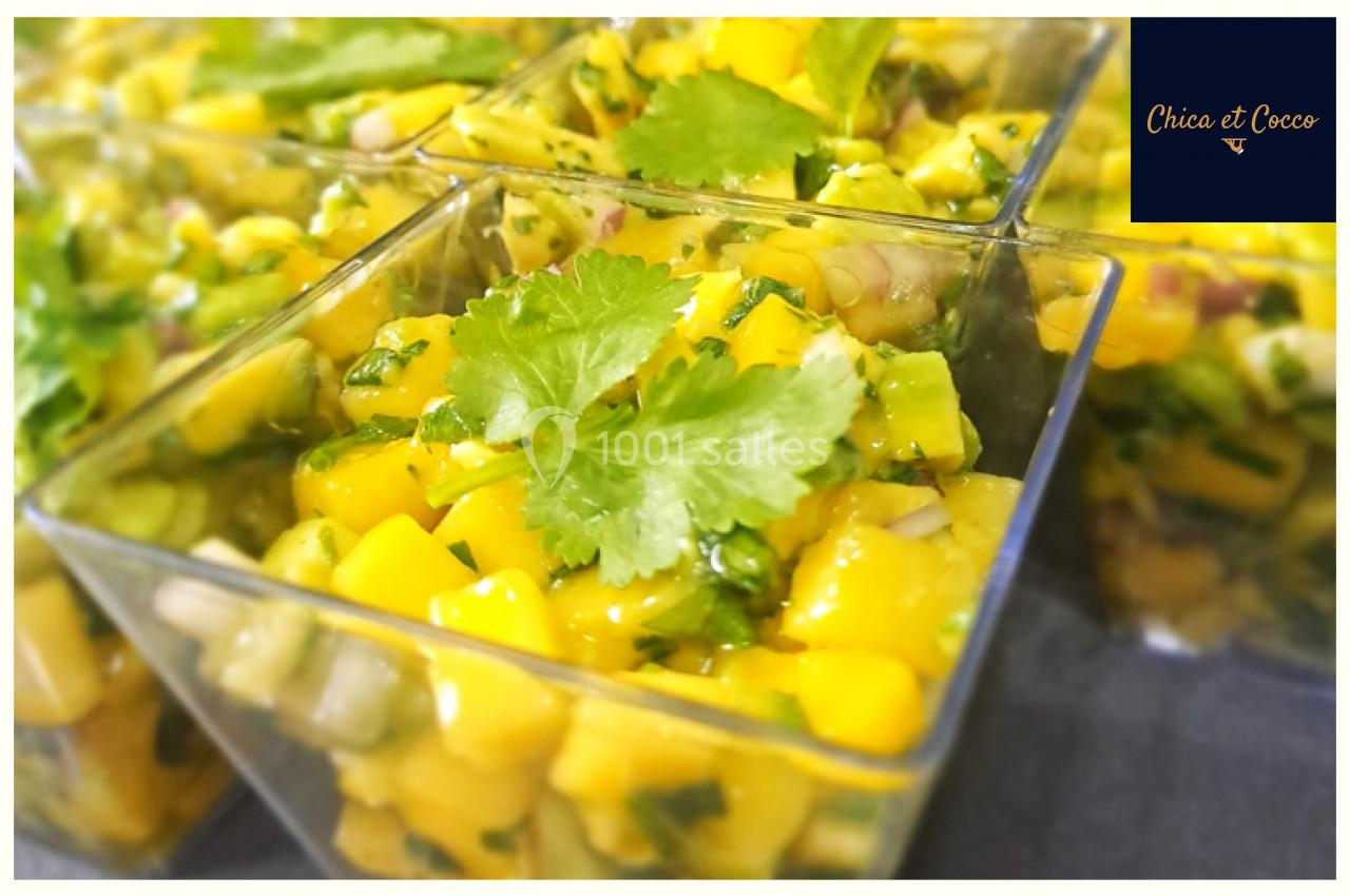 Verrines de salade de mangue, avocat et coriandre fraîche, présentées sur une table.
