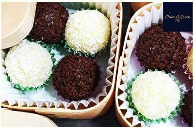 Miniature Traiteur Saint-Germain-en-Laye (Yvelines) - Chica et Cocco #17 Assiette de beignets dorés disposés en cercle sur une table, avec un serveur en arrière-plan.