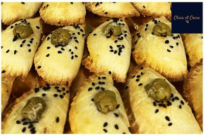 Miniature Traiteur Saint-Germain-en-Laye (Yvelines) - Chica et Cocco #19 Assiette de beignets dorés disposés en cercle sur une table, avec un serveur en arrière-plan.