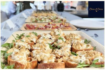 Miniature Traiteur Saint-Germain-en-Laye (Yvelines) - Chica et Cocco #21 Assiette de beignets dorés disposés en cercle sur une table, avec un serveur en arrière-plan.