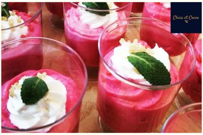 Miniature Traiteur Saint-Germain-en-Laye (Yvelines) - Chica et Cocco #27 Assiette de beignets dorés disposés en cercle sur une table, avec un serveur en arrière-plan.