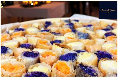 Miniature Traiteur Saint-Germain-en-Laye (Yvelines) - Chica et Cocco #29 Assiette de beignets dorés disposés en cercle sur une table, avec un serveur en arrière-plan.