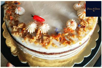 Miniature Traiteur Saint-Germain-en-Laye (Yvelines) - Chica et Cocco #30 Assiette de beignets dorés disposés en cercle sur une table, avec un serveur en arrière-plan.