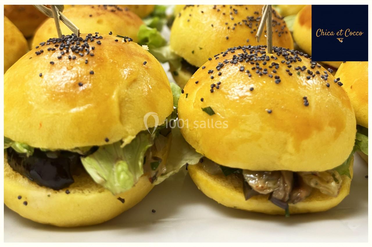 Mini burgers garnis de légumes grillés, laitue et graines de pavot, présentés sur un plateau.