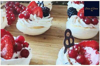 Assiette garnie de beignets dorés en forme de demi-lune, présentée sur une table avec une coupe en arrière-plan.