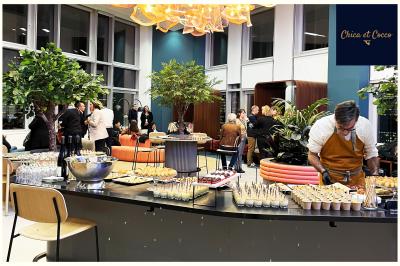 Assiette garnie de beignets dorés en forme de demi-lune, présentée sur une table avec une coupe en arrière-plan.