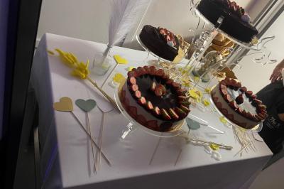 Miniature Traiteur Navarrenx (Pyrénées-Atlantiques) - Maison K Traiteur Event #6 Gâteau au chocolat décoré de biscuits, de crème chantilly et de pépites de chocolat, présenté sur une assiette blanche.