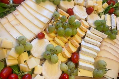 Miniature Traiteur Navarrenx (Pyrénées-Atlantiques) - Maison K Traiteur Event #5 Gâteau au chocolat décoré de biscuits, de crème chantilly et de pépites de chocolat, présenté sur une assiette blanche.