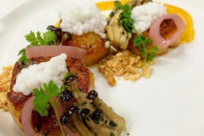 Miniature Traiteur Navarrenx (Pyrénées-Atlantiques) - Maison K Traiteur Event #2 Gâteau au chocolat décoré de biscuits, de crème chantilly et de pépites de chocolat, présenté sur une assiette blanche.