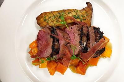 Miniature Traiteur Navarrenx (Pyrénées-Atlantiques) - Maison K Traiteur Event #3 Gâteau au chocolat décoré de biscuits, de crème chantilly et de pépites de chocolat, présenté sur une assiette blanche.