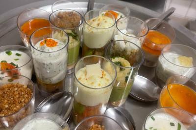 Miniature Traiteur Navarrenx (Pyrénées-Atlantiques) - Maison K Traiteur Event #8 Gâteau au chocolat décoré de biscuits, de crème chantilly et de pépites de chocolat, présenté sur une assiette blanche.