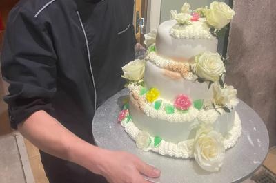 Miniature Traiteur Navarrenx (Pyrénées-Atlantiques) - Maison K Traiteur Event #9 Gâteau au chocolat décoré de biscuits, de crème chantilly et de pépites de chocolat, présenté sur une assiette blanche.