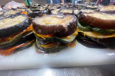 Miniature Traiteur Navarrenx (Pyrénées-Atlantiques) - Maison K Traiteur Event #12 Gâteau au chocolat décoré de biscuits, de crème chantilly et de pépites de chocolat, présenté sur une assiette blanche.