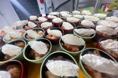 Miniature Traiteur Navarrenx (Pyrénées-Atlantiques) - Maison K Traiteur Event #13 Gâteau au chocolat décoré de biscuits, de crème chantilly et de pépites de chocolat, présenté sur une assiette blanche.