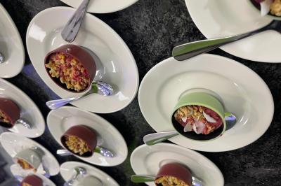 Miniature Traiteur Navarrenx (Pyrénées-Atlantiques) - Maison K Traiteur Event #16 Gâteau au chocolat décoré de biscuits, de crème chantilly et de pépites de chocolat, présenté sur une assiette blanche.