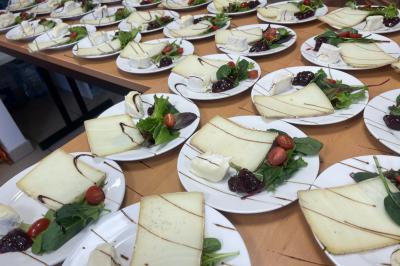 Miniature Traiteur Navarrenx (Pyrénées-Atlantiques) - Maison K Traiteur Event #17 Gâteau au chocolat décoré de biscuits, de crème chantilly et de pépites de chocolat, présenté sur une assiette blanche.