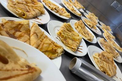 Miniature Traiteur Navarrenx (Pyrénées-Atlantiques) - Maison K Traiteur Event #18 Gâteau au chocolat décoré de biscuits, de crème chantilly et de pépites de chocolat, présenté sur une assiette blanche.