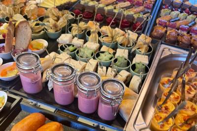 Miniature Traiteur Navarrenx (Pyrénées-Atlantiques) - Maison K Traiteur Event #19 Gâteau au chocolat décoré de biscuits, de crème chantilly et de pépites de chocolat, présenté sur une assiette blanche.