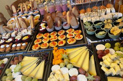 Miniature Traiteur Navarrenx (Pyrénées-Atlantiques) - Maison K Traiteur Event #20 Gâteau au chocolat décoré de biscuits, de crème chantilly et de pépites de chocolat, présenté sur une assiette blanche.