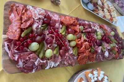 Miniature Traiteur Navarrenx (Pyrénées-Atlantiques) - Maison K Traiteur Event #21 Gâteau au chocolat décoré de biscuits, de crème chantilly et de pépites de chocolat, présenté sur une assiette blanche.