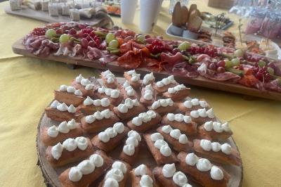 Miniature Traiteur Navarrenx (Pyrénées-Atlantiques) - Maison K Traiteur Event #22 Gâteau au chocolat décoré de biscuits, de crème chantilly et de pépites de chocolat, présenté sur une assiette blanche.
