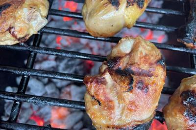Miniature Traiteur Navarrenx (Pyrénées-Atlantiques) - Maison K Traiteur Event #24 Gâteau au chocolat décoré de biscuits, de crème chantilly et de pépites de chocolat, présenté sur une assiette blanche.