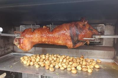 Miniature Traiteur Navarrenx (Pyrénées-Atlantiques) - Maison K Traiteur Event #26 Gâteau au chocolat décoré de biscuits, de crème chantilly et de pépites de chocolat, présenté sur une assiette blanche.