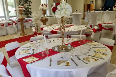 Intérieur d'une église avec bancs en bois, chaire sculptée, lustre central et fresques ornant le chœur.