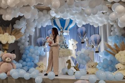 Intérieur d'une église avec bancs en bois, chaire sculptée, lustre central et fresques ornant le chœur.