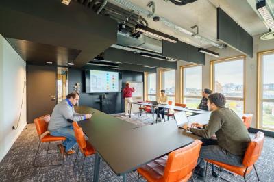 Miniature Location salle Ivry-sur-Seine (Val-de-Marne) - Walter Ivry #4 Bâtiment moderne en briques avec de grandes fenêtres, entouré de végétation et de parasols jaunes au premier plan.