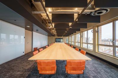 Miniature Location salle Ivry-sur-Seine (Val-de-Marne) - Walter Ivry #2 Bâtiment moderne en briques avec de grandes fenêtres, entouré de végétation et de parasols jaunes au premier plan.