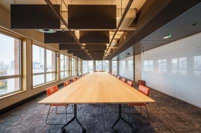 Miniature Location salle Ivry-sur-Seine (Val-de-Marne) - Walter Ivry #7 Bâtiment moderne en briques avec de grandes fenêtres, entouré de végétation et de parasols jaunes au premier plan.