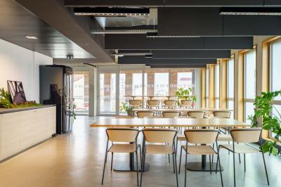 Miniature Location salle Ivry-sur-Seine (Val-de-Marne) - Walter Ivry #15 Bâtiment moderne en briques avec de grandes fenêtres, entouré de végétation et de parasols jaunes au premier plan.