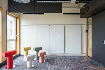 Miniature Location salle Ivry-sur-Seine (Val-de-Marne) - Walter Ivry #9 Bâtiment moderne en briques avec de grandes fenêtres, entouré de végétation et de parasols jaunes au premier plan.